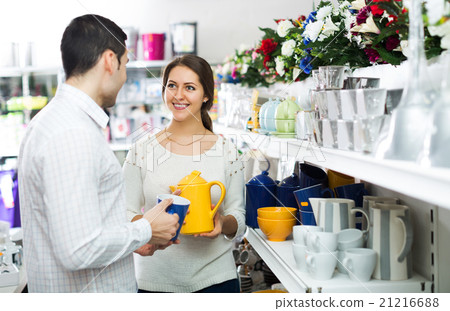 Couple buying ceramic 21216688
