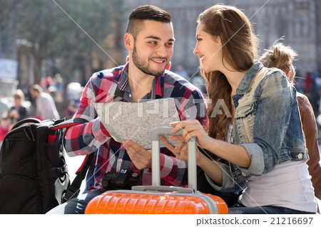 Tourist couple with map in the city 21216697