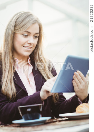 Businesswoman using her tablet pc 21220252