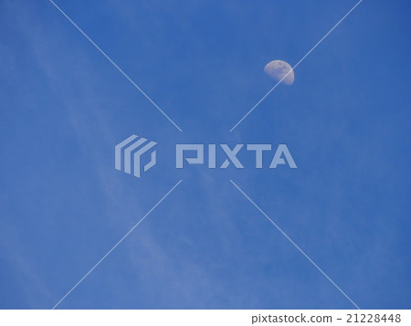 漂浮在藍天的白色月亮 21228448
