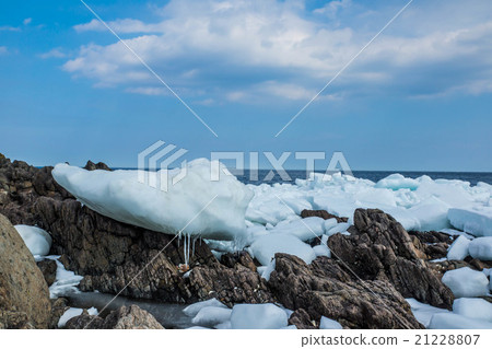Cape Hinode (Otutake-cho) where drift ice chunks remain in the rock Cape Hinode (Otutake-cho) where drift ice chunks remain in the rock 21228807