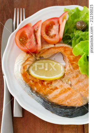 grilled salmon with salad 21230025