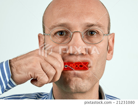 Man with mouth tightly closed 21231080