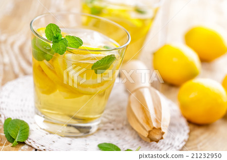 summer citrus lemonade drink 21232950