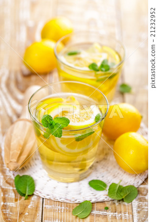 summer citrus lemonade drink 21232952