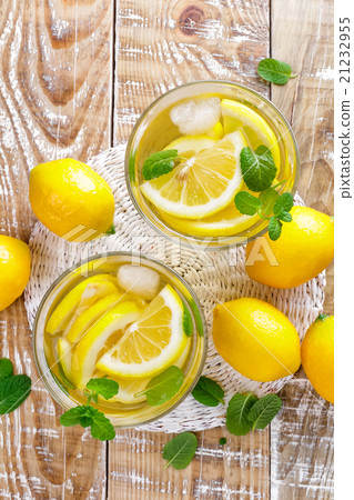summer citrus lemonade drink 21232955