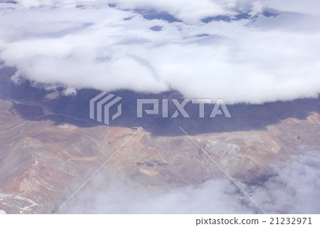 在南美洲安第斯山脈地區建造的銅礦場從雲彩上方的天空看到的智利 21232971