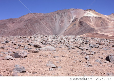 從阿塔卡馬高原高地沙漠看的南美智利山安地斯山的山晴朗的天空 21232972