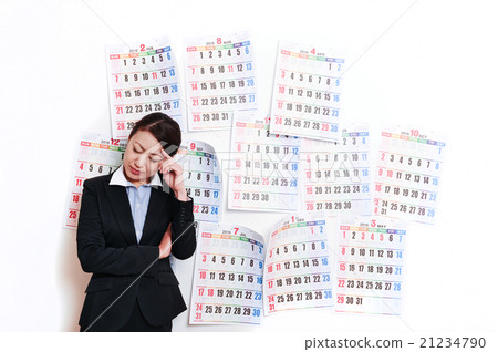 在日曆前面困擾的女商人 在日曆前面困擾的女商人 21234790