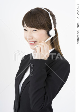 接線員：年輕可愛的支持中心女人穿著西裝輕輕地微笑著耳機麥克風女人的長度 21234827