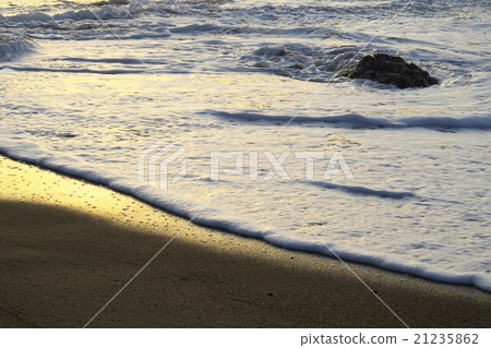 Iwako在早晨發光,泡沫波浪在太平洋長灘上擊敗 Iwako在早晨發光,泡沫波浪在太平洋長灘上擊敗 21235862