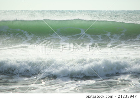 伊拉戈,一波衝擊太平洋長灘的大浪 伊拉戈,一波衝擊太平洋長灘的大浪 21235947