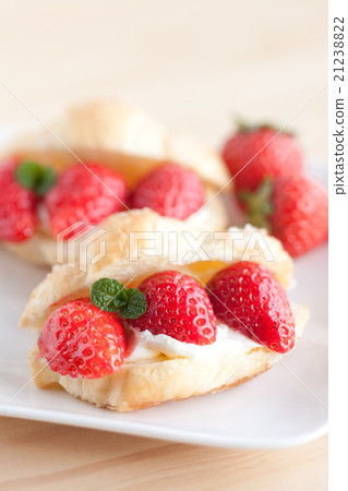Mini croissant's strawberry sandwich 21238822