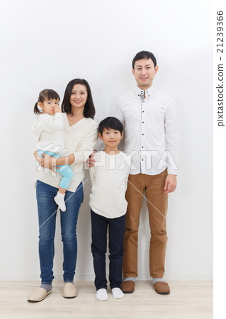 4 people family 21239366