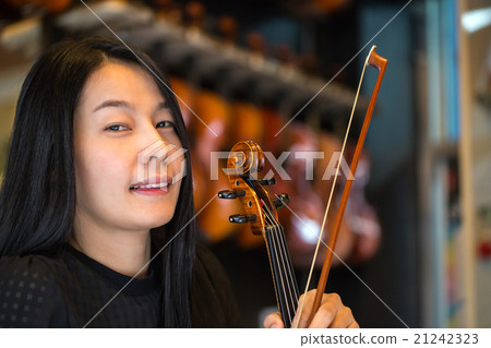 圖庫照片: .violinist playing violin musics