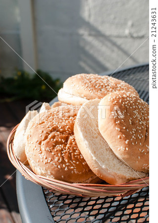 Prepare a hamburger's buns barbaue cue Prepare a hamburger's buns barbaue cue 21243631
