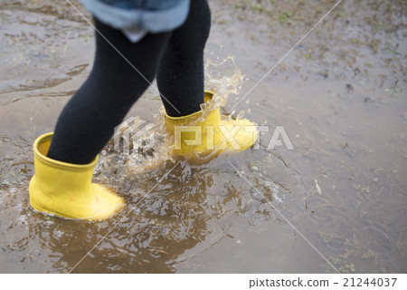 在池中玩耍的女孩 21244037