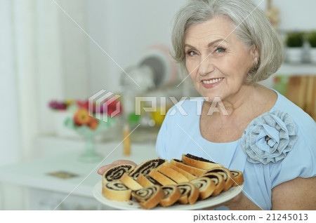 Senior woman with tasty pie 21245013