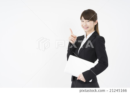 一個年輕的美女和一個可愛的西裝,指著你的手指與便攜式計算機在手與移動職業女性的女人 一個年輕的美女和一個可愛的西裝,指著你的手指與便攜式計算機在手與移動職業女性的女人 21245166