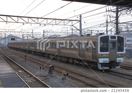 雙管齊下的211系列列車(4個) 雙管齊下的211系列列車(4個) 21245439