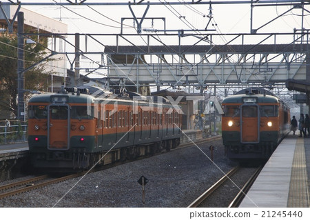 高崎地區115列車停在井野站 高崎地區115列車停在井野站 21245440