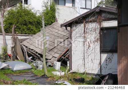 Collapsed abandoned house in residential area Collapsed abandoned house in residential area 21246468