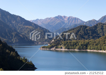 從黑部水壩一側的黑部湖和Akatake-dake 21252512