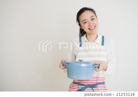 一個圍裙的年輕女士 21253116