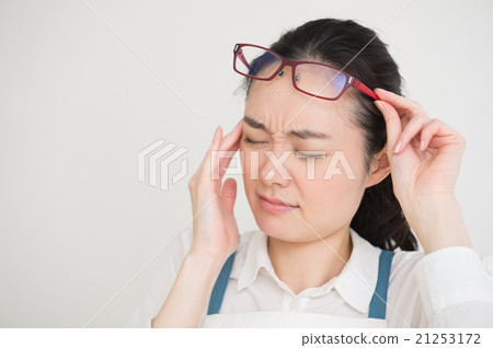 Woman with hay fever 21253172