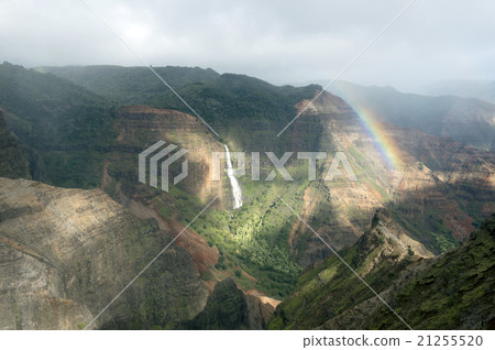 在Waimea峽谷,考艾島,夏威夷的彩虹 在Waimea峽谷,考艾島,夏威夷的彩虹 21255520