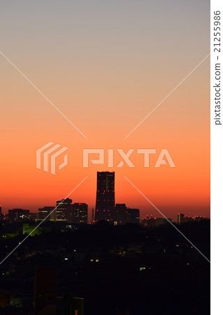 由於早晨的太陽染成紅色的Minato Mirai區 21255986
