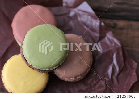 玻璃紙上的巧克力和開心果杏仁餅 玻璃紙上的巧克力和開心果杏仁餅 21257603