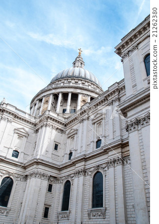The dome of Saint Paul's temple in London 21262380