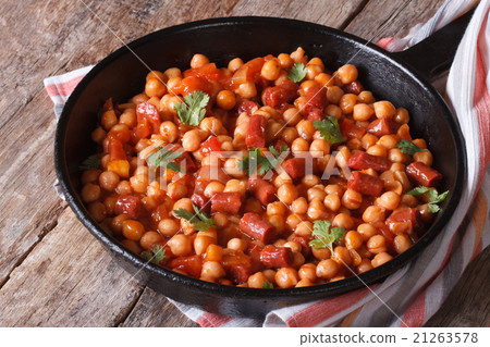 Chickpeas with chorizo and vegetables in the pan 21263578