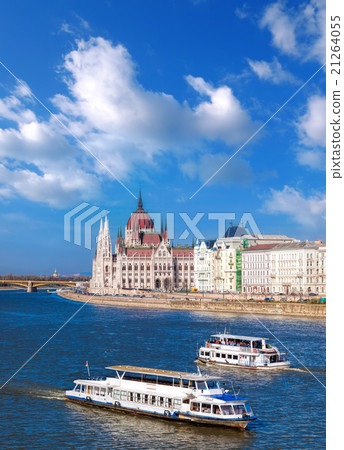 Famous Parliament with boats in Budapest, Hungary 21264055
