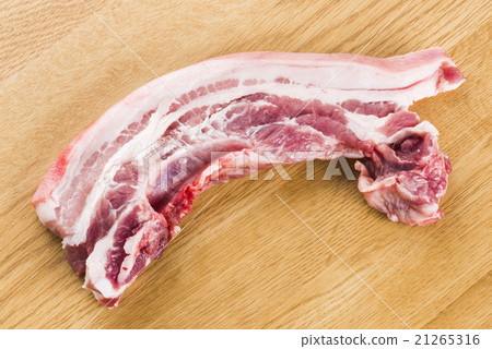 放在白色盤子的豬肉 21265316
