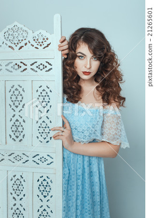 Chubby brunette looking from behind the screen. Chubby brunette looking from behind the screen. 21265601