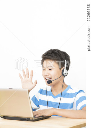 在電腦上講英語的男孩PC中學生小學可視電話英語會話聊天 在電腦上講英語的男孩PC中學生小學可視電話英語會話聊天 21266388