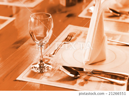 Glasse and plate on table in restaurant 21266551