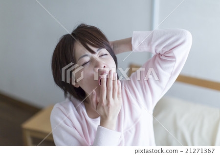 A woman who takes a bed in bed 21271367