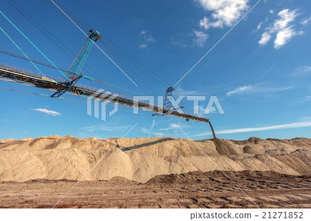 Large excavator machine in the mine 21271852
