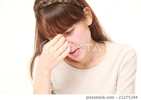 一個女人患有疲憊的眼睛 21275294