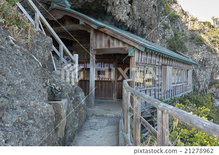 Shiroku Shrine on the cliff of Irozaki, Shizuoka Prefecture 21278962