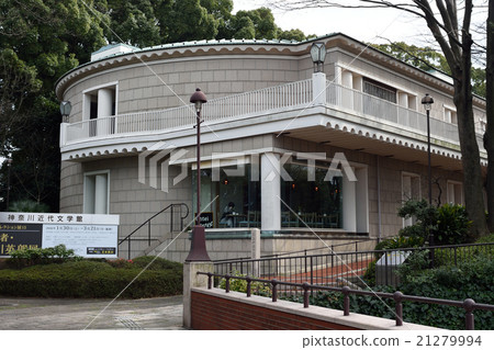 Kanagawa Modern literary Gakkan within the hill park where the harbor can be seen 21279994