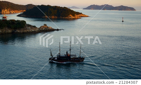 Seto Inland Sea, a ship going through a harbor of tide wait 21284307