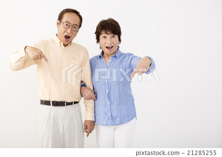 Senior couple pointing fingers Senior couple pointing fingers 21285255