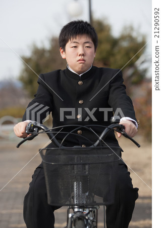上學校自行車佩帶的學生衣裳的男性初中學生 上學校自行車佩帶的學生衣裳的男性初中學生 21290592