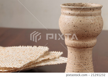 Wine and matzo 21291232