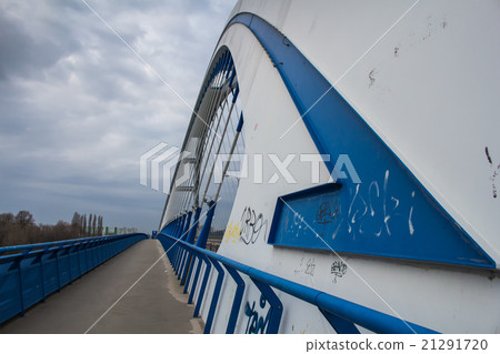 Line of the Apollo bridge and a pathway 21291720