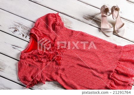 Short ripple dress and footwear. 21291764